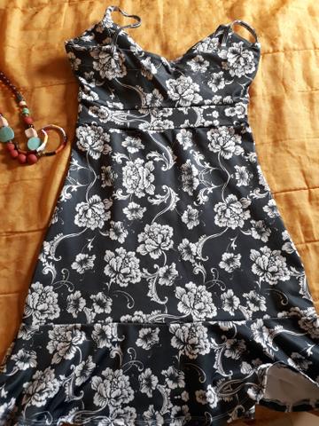Vestido preto com flores brancas - Foto 2