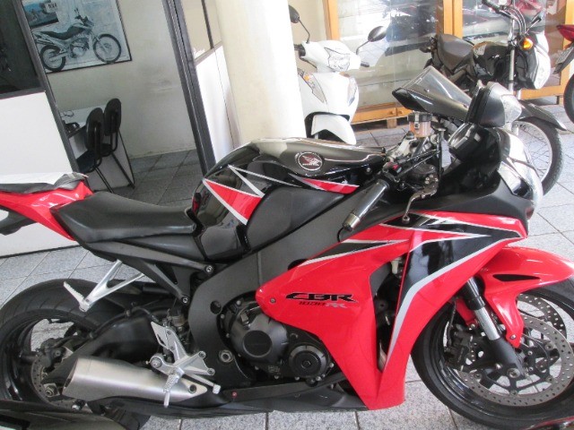 HONDA CBR 1000 RR ANO 2010 COM MANUAL R$37,999.00