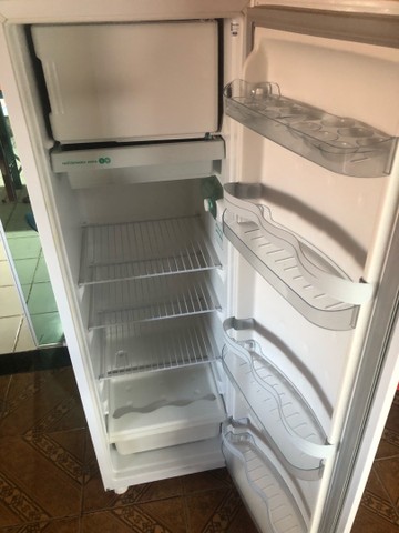 Vendo uma geladeira semi nova , em perfeito estado de conservação !! - Foto 5