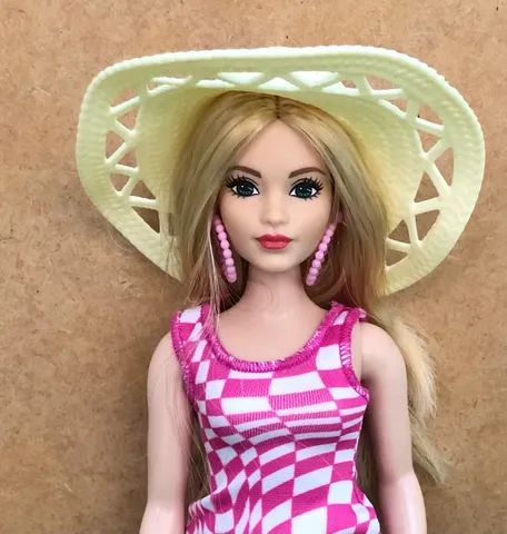 Barbie de chapéu fica na praia