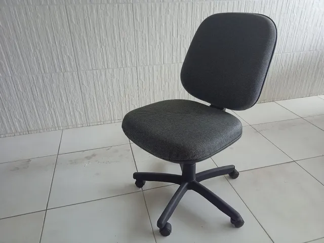 Cadeira giratoria em tecido J.serraano