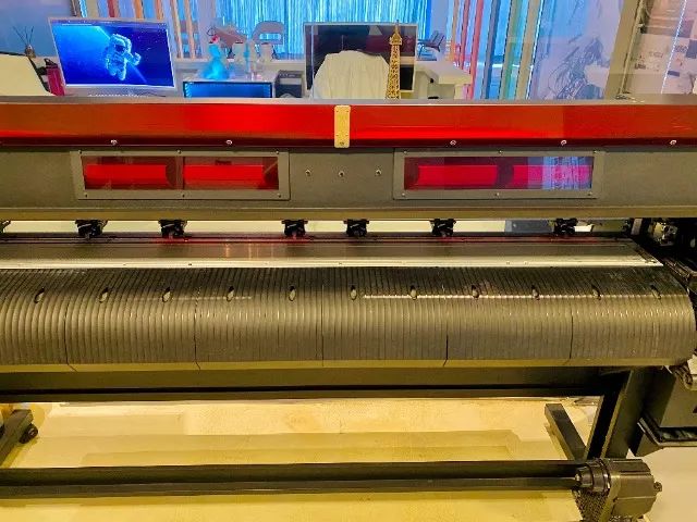 Plotter UV Mimaki UCJV300-160 Profissional - Impressão Multicamadas e Recorte Integrado - Foto 4
