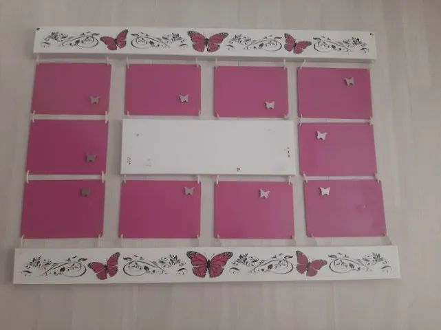 Painel porta retratos rosa e branco com imas de borboleta