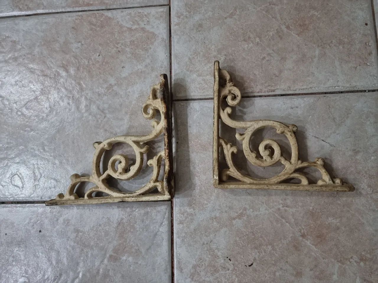 Par de Suportes de Parede Decorativos em Ferro fundido. - Foto 3