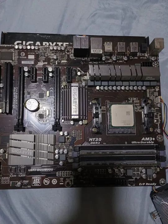 Placa mãe Gigabyte com Processador AMD FX 6300 E 8 Giga de Memoria.