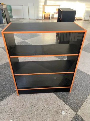 BALCÃO VITRINE PRETO C/ FITA LARANJA MDF 