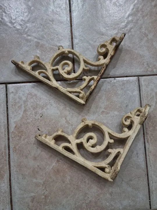 Par de Suportes de Parede Decorativos em Ferro fundido.