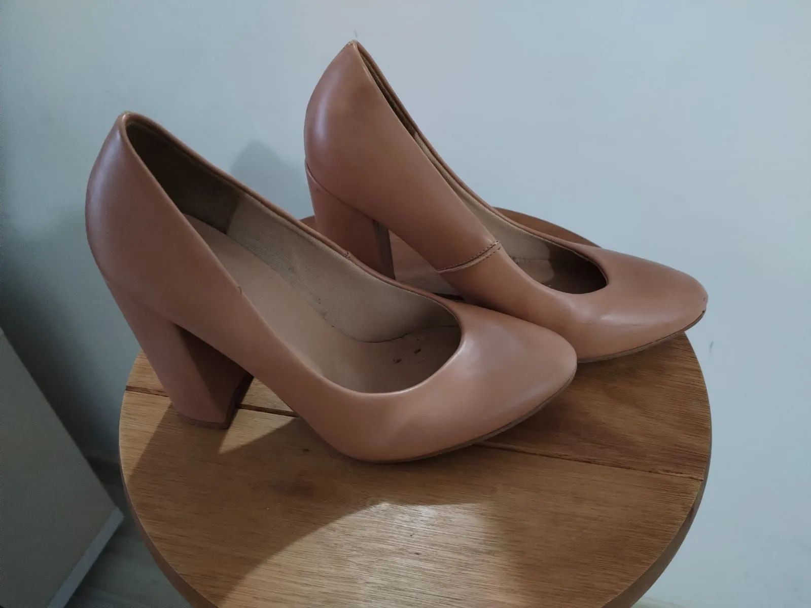 Botas brancas de cano curto e sapatos  - Foto 2