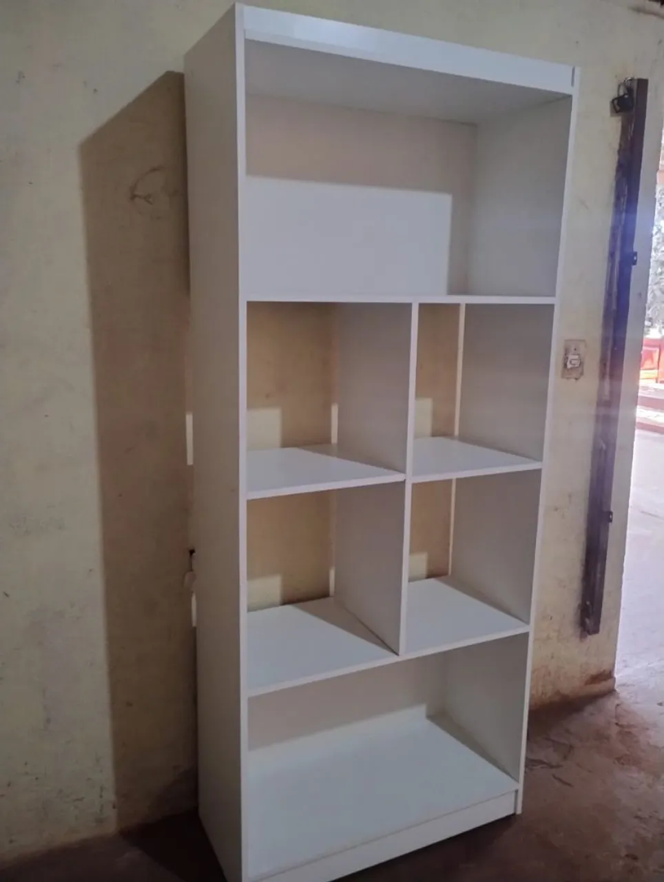 Estante/Armário Branco com Compartimentos - Organização e Design