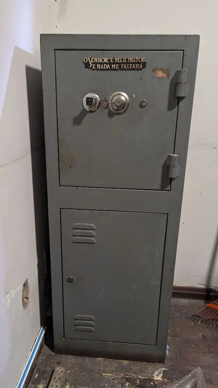 Cofre de ferro com duas portas