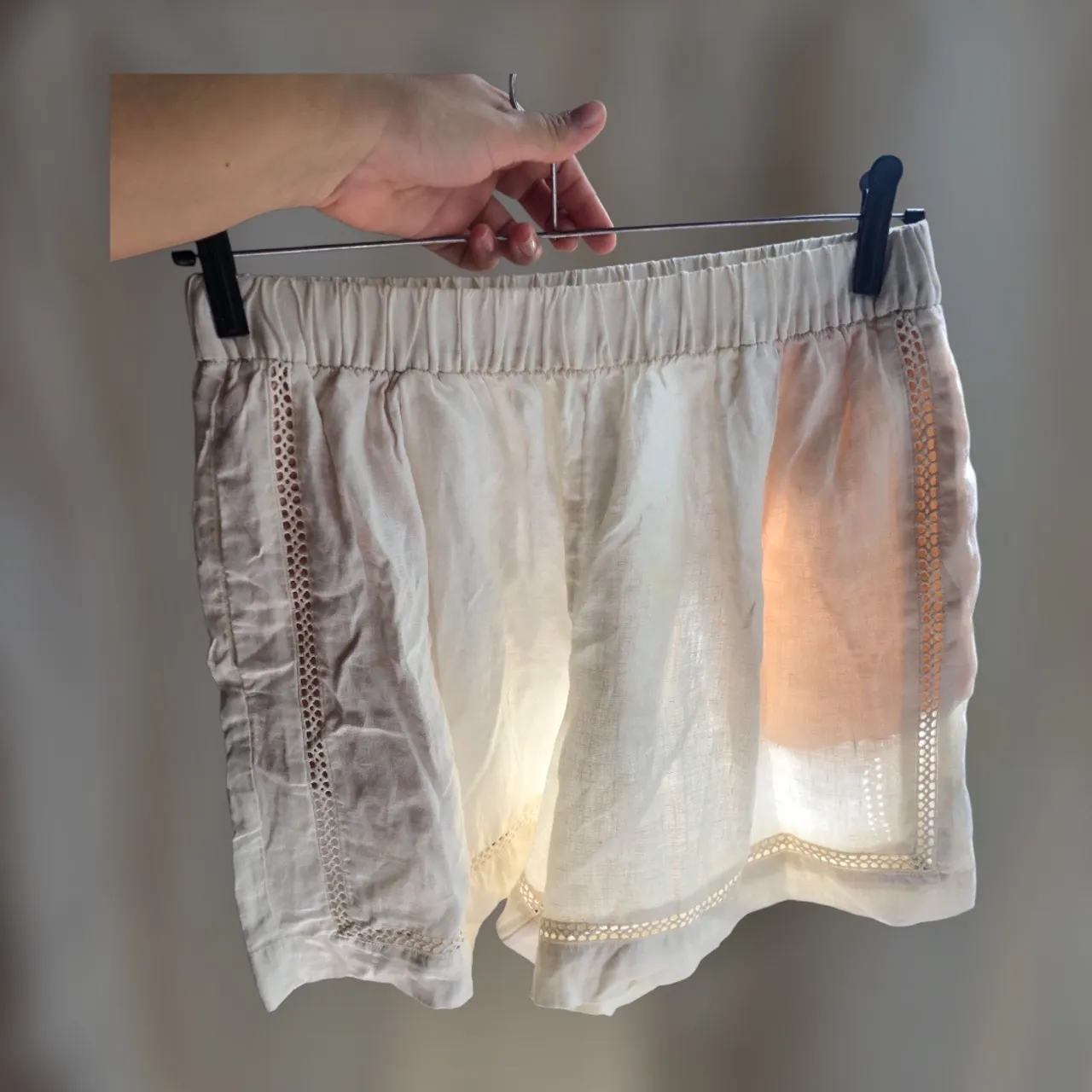 Shorts de linho branco com detalhes em renda