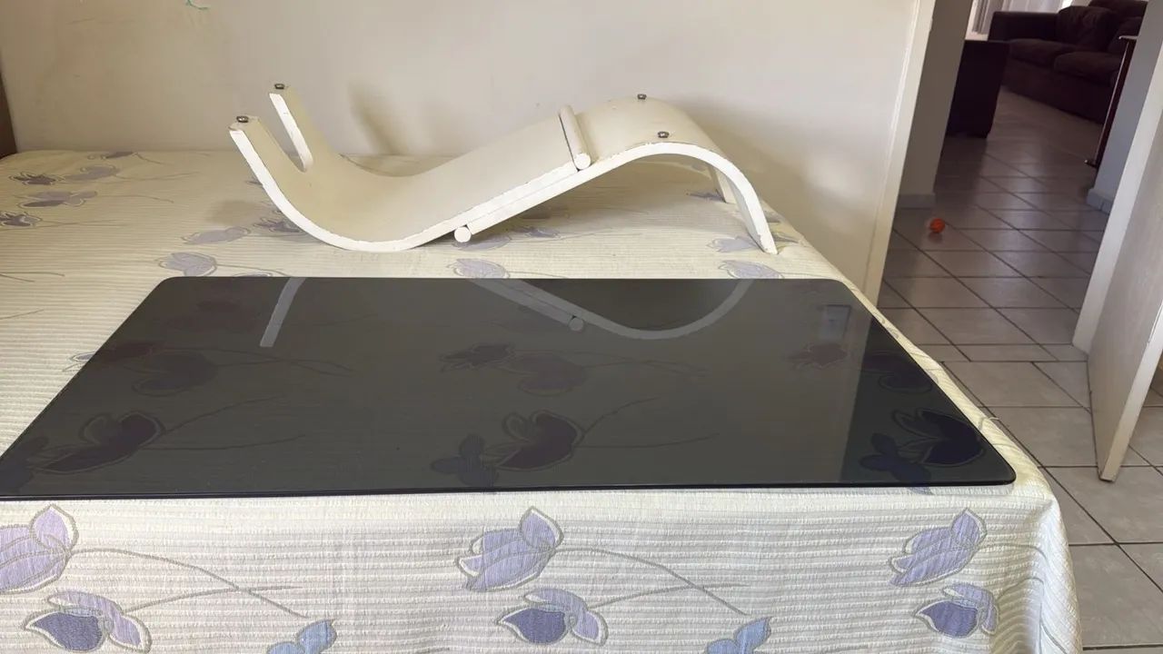 Mesa de Centro Rudnick Design Moderno Curva Base Branca e Vidro Fumê - Foto 4