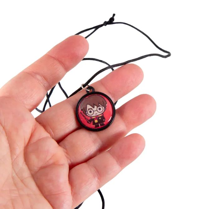 Colar Medalhão Harry Potter Criança Vermelho - Foto 3
