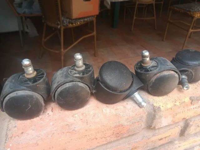  rodinhas de cadeira e moveis e epzinhos - Foto 2
