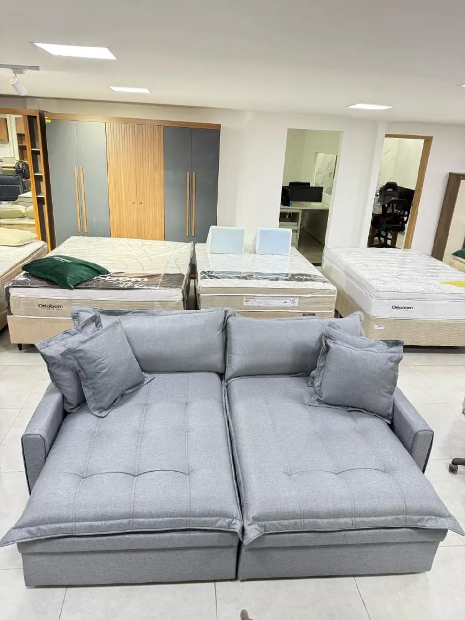 Sofá Cinza com Baú e Design Moderno - Foto 2