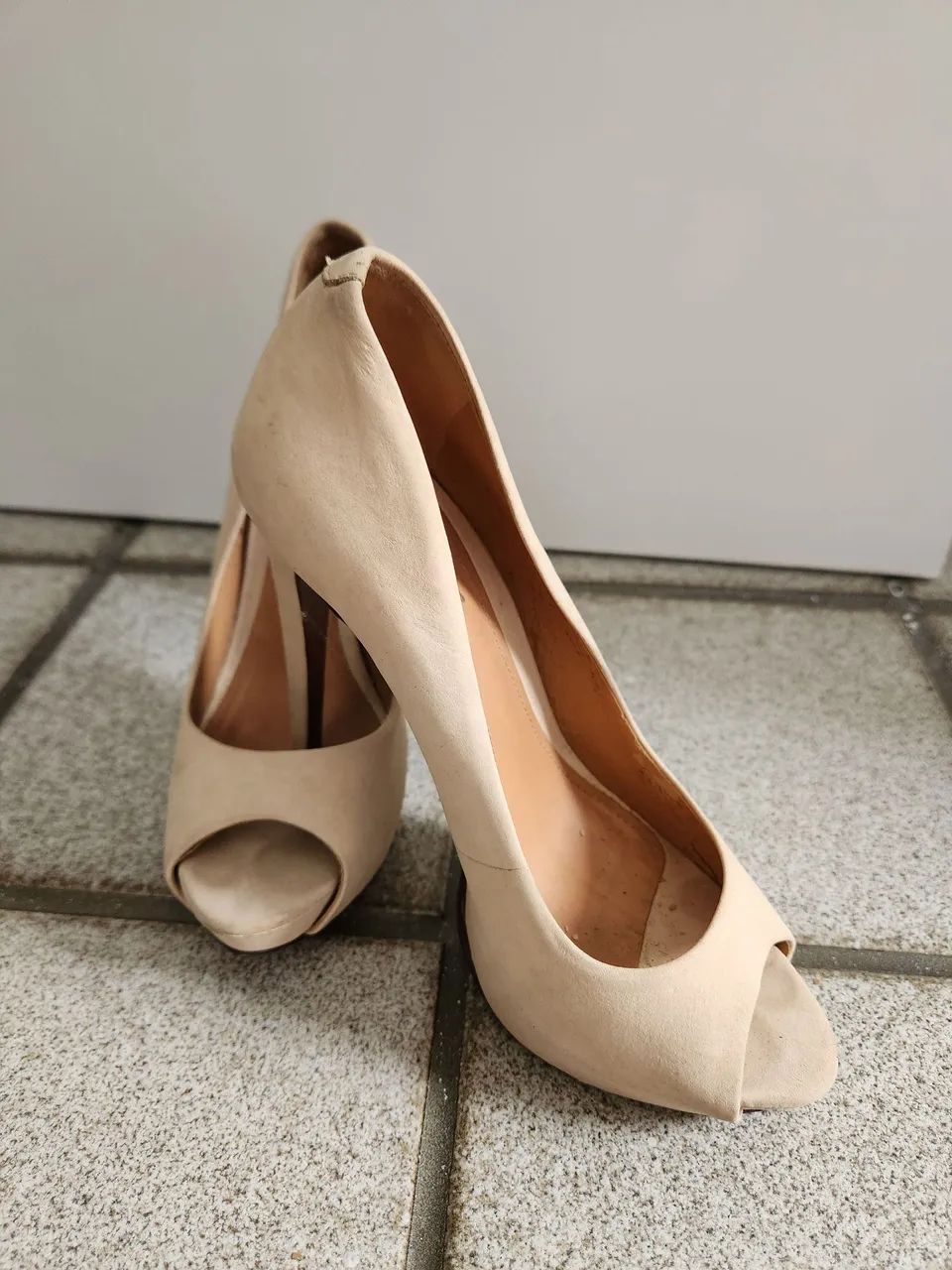 Sapato peep toe bege