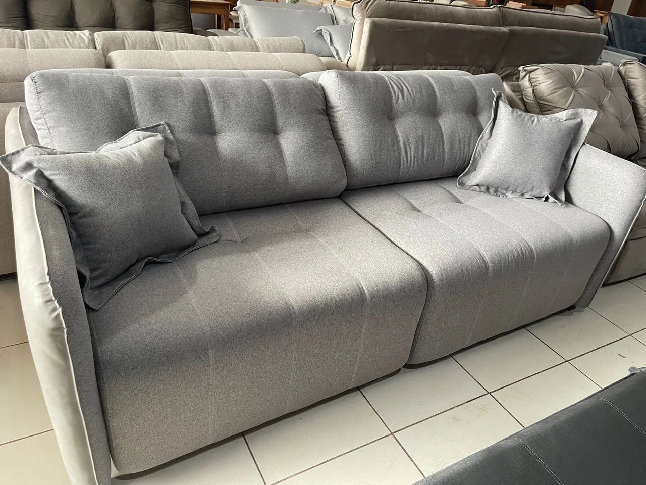 Sofa cama 2.50 em linho com corvin braços finos.luxo