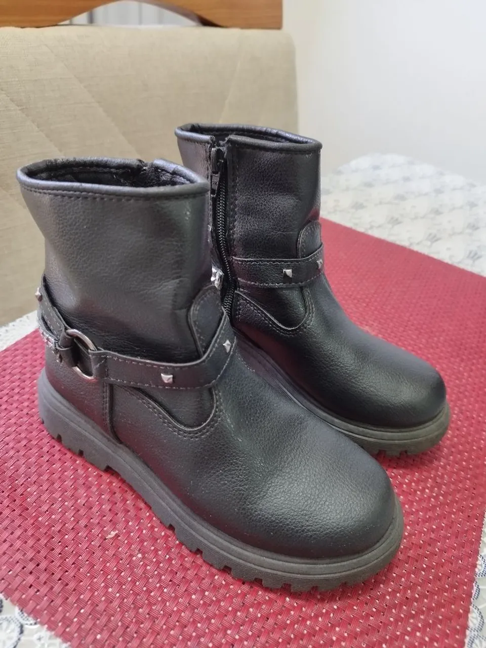 Botas infantis pretas com detalhes