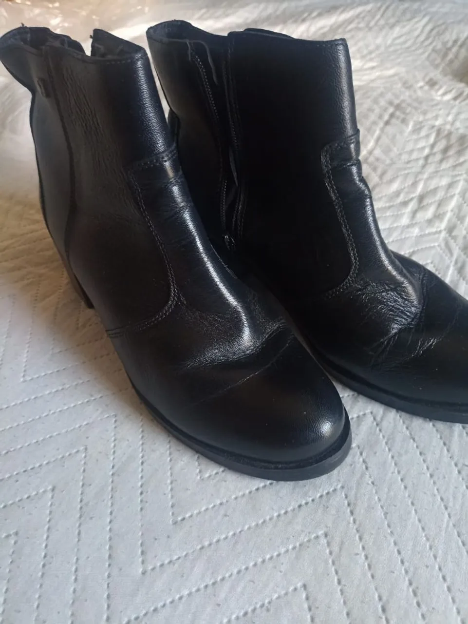 Botas Femininas de Couro Preto