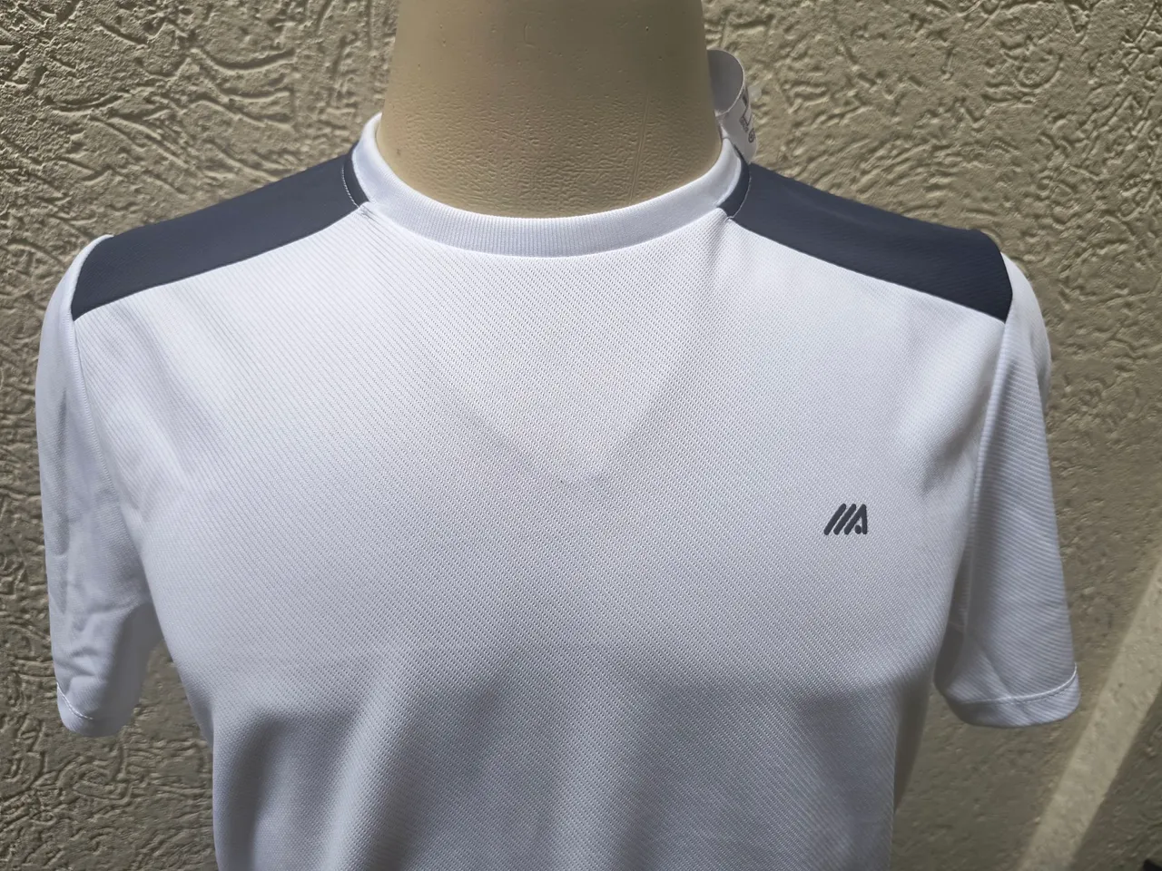 Camiseta Manga Curta Branca com Detalhe azul - Tamanho p