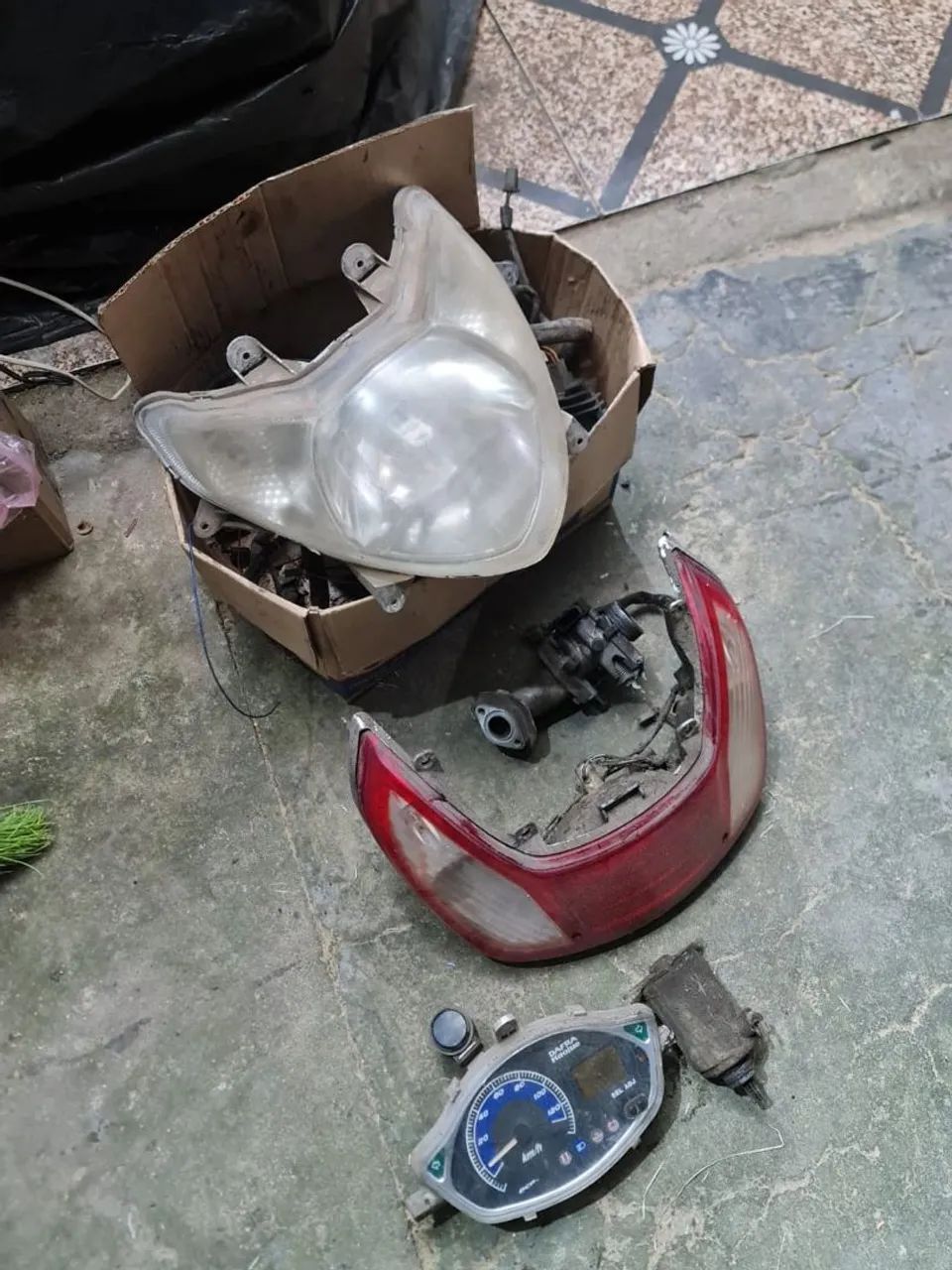 Peças de moto, painel, farol, setas..