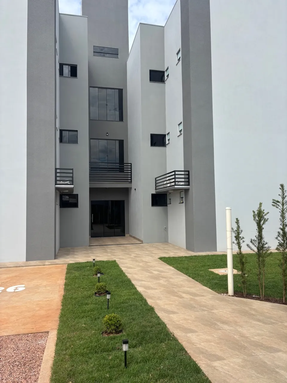 Alugo apartamento com 2 quartos.