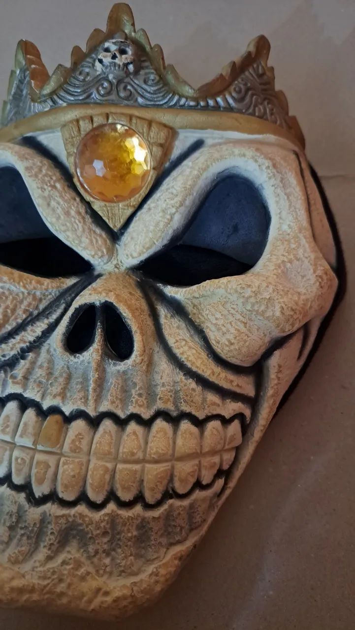 Máscara de caveira com coroa para fantasia - Foto 2
