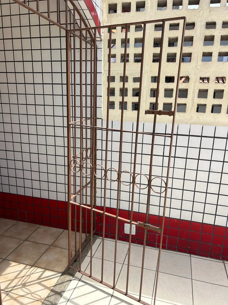 JÁ RETIRADAS- só carregar  Grades de ferro reforçado - ótimo estado, lindíssimo!   - Foto 2