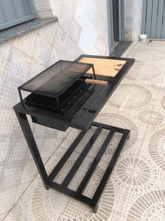 Churrasqueira de Ferro com Prateleira