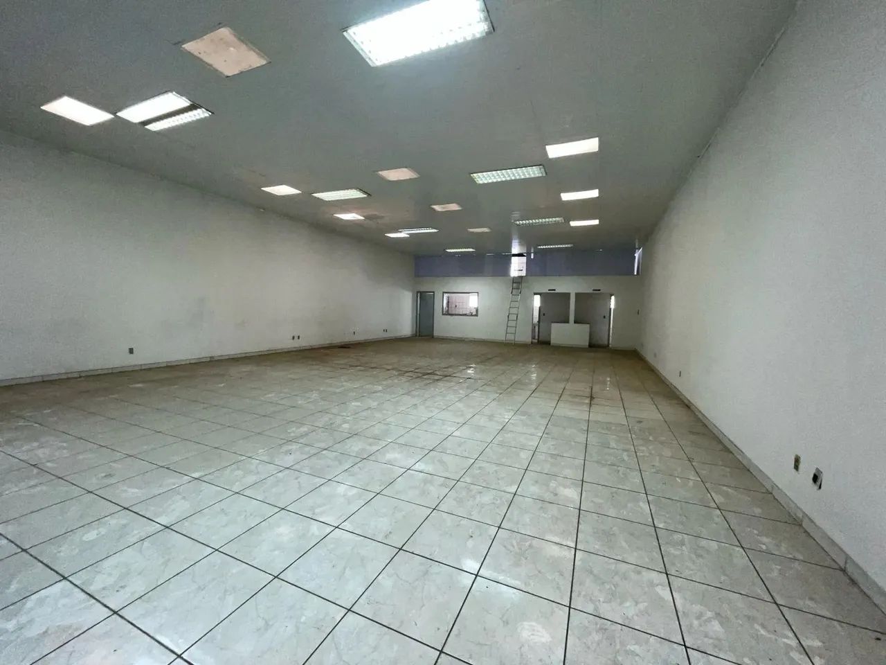 Salão Comercial no centro de São Roque