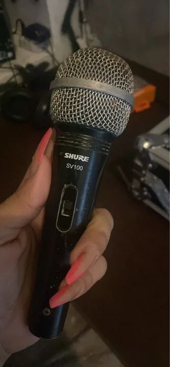 Microfone com cabo Shure usado mais em boas condições pegando perfeitamente 