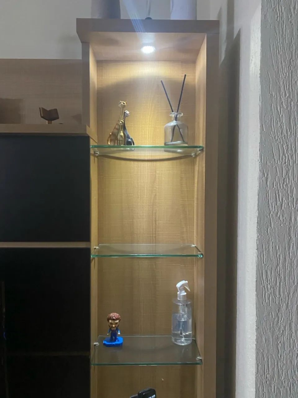 Rack de TV com duas gavetas fechadas e prateleiras e nicho para eletrônicos - Foto 4