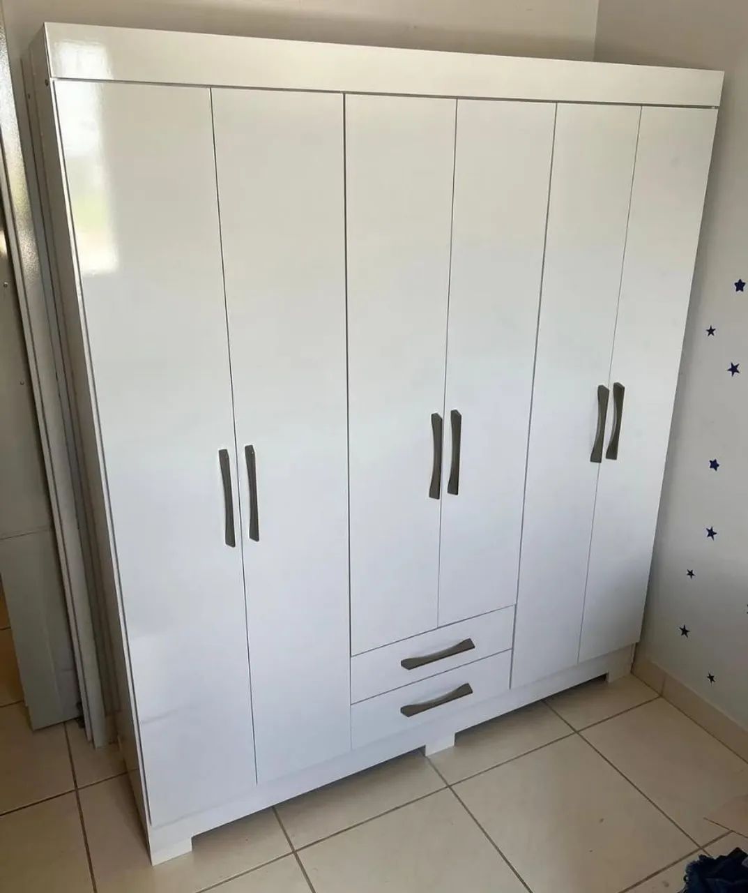 Guarda-Roupa Branco com 6 Portas e Gavetas