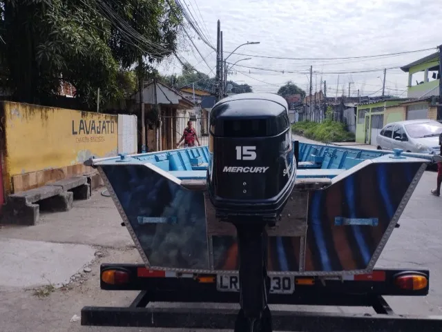 Barco de alumínio com motor e carreta