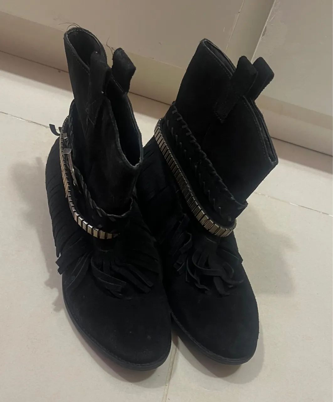 Par de Botas pretas de camurça com detalhes