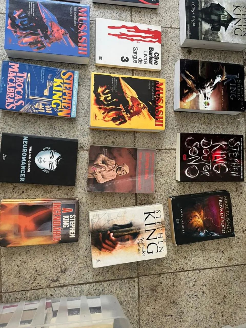 Livros - Stephen King, Clive Barker, Musashi e outros  40 cada