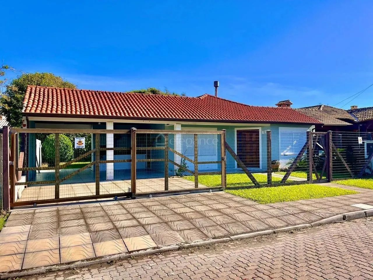 Casa próxima ao mar com três dormitórios à venda em Xangri-Lá.