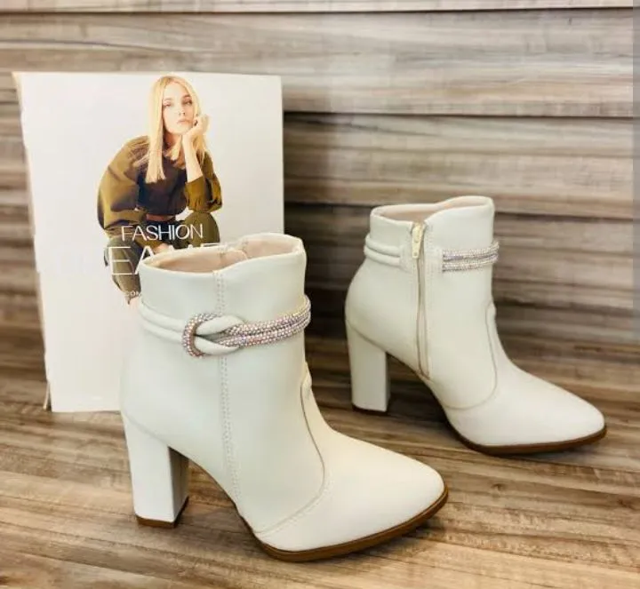 Bota Feminina Branca com Detalhes em Strass