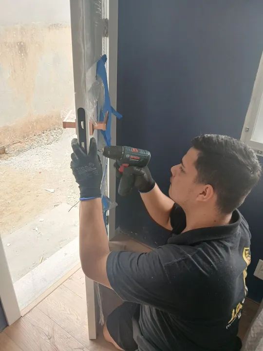 Instalação de portas,fechaduras digitais e convencionais, rodapé etc. - Foto 4