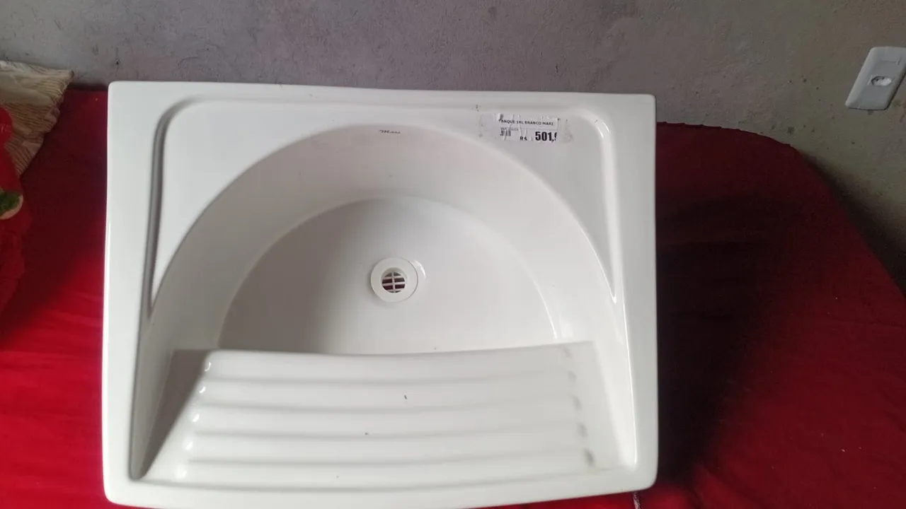 Tanque de lavar roupa branco com Coluna