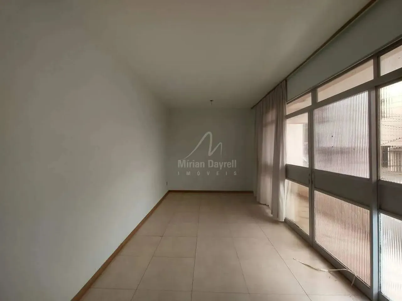 Casa para alugar com 280m², 4 quartos.
