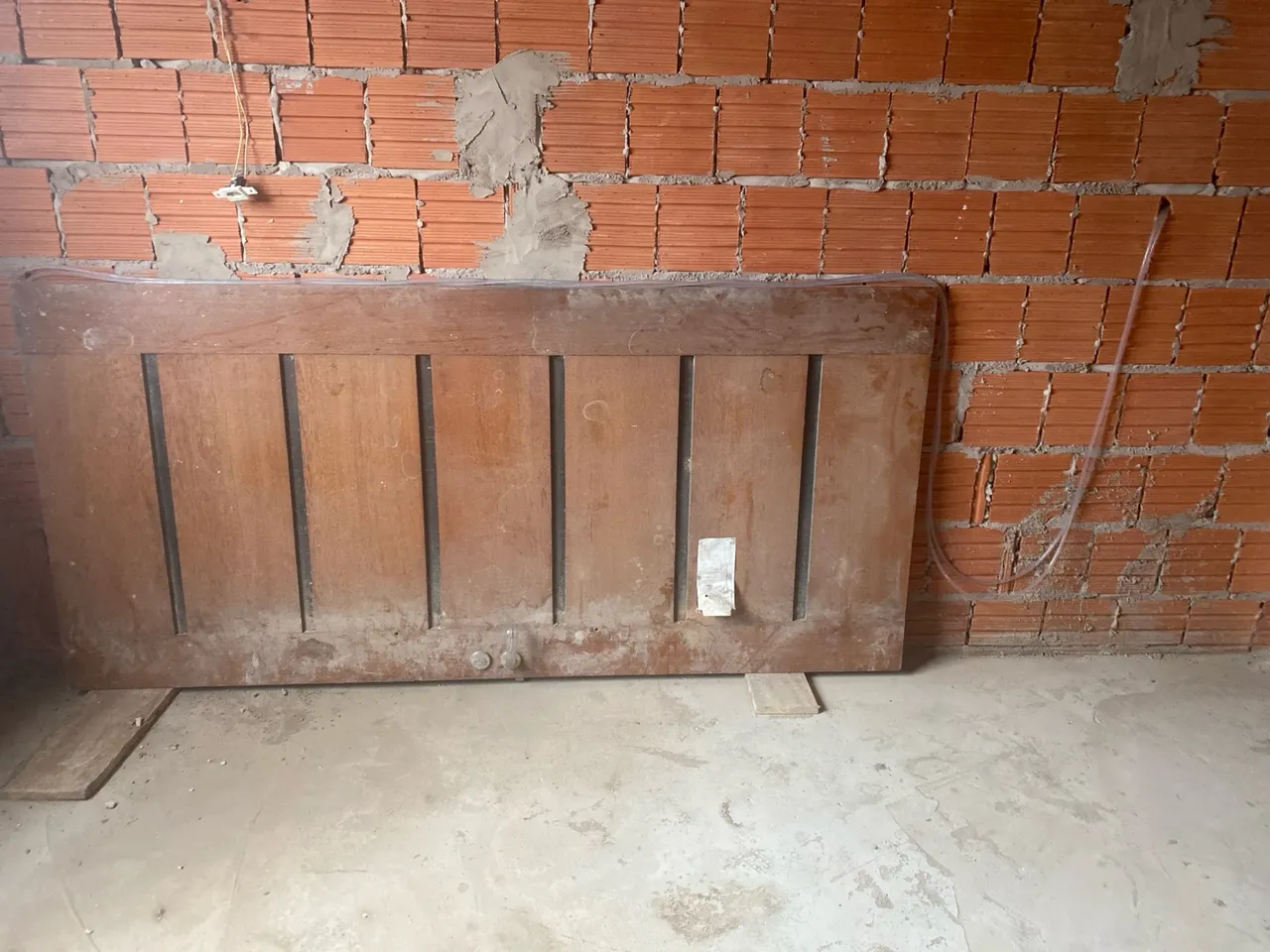 Porta de Madeira Maciça - Ideal para Construção
