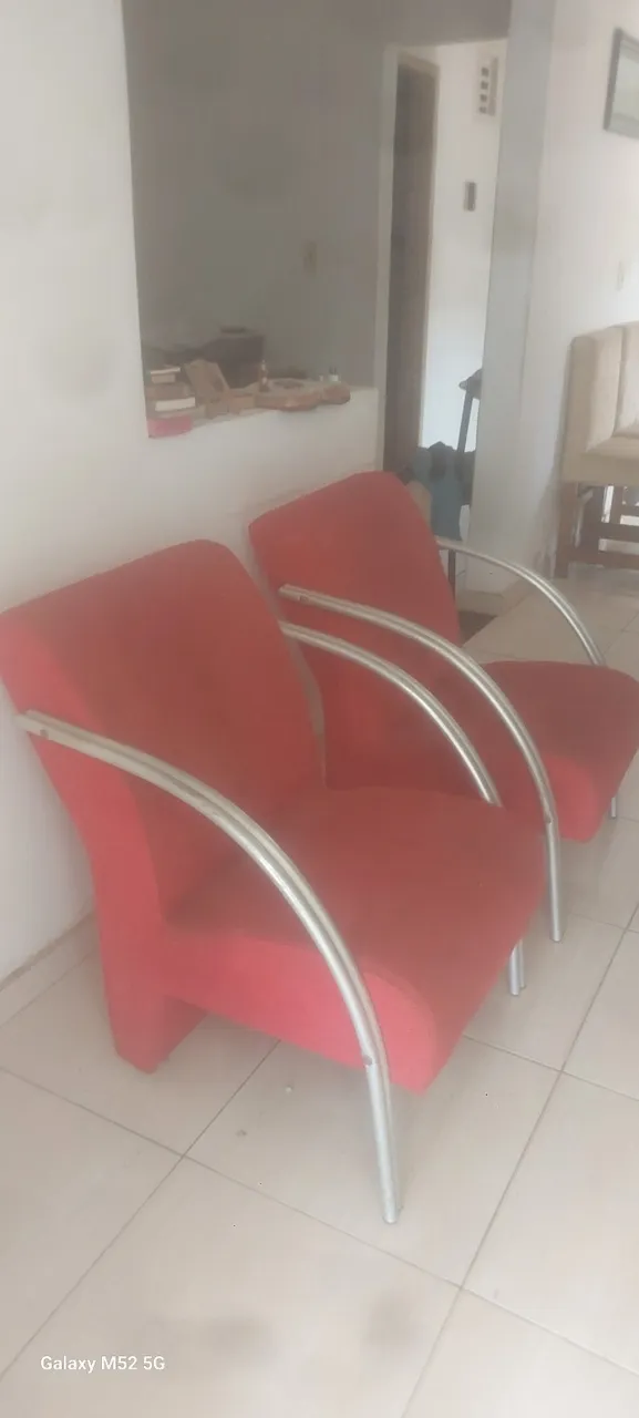 Lindas cadeiras seminovas vermelhas para dar vida a seu ambiente!