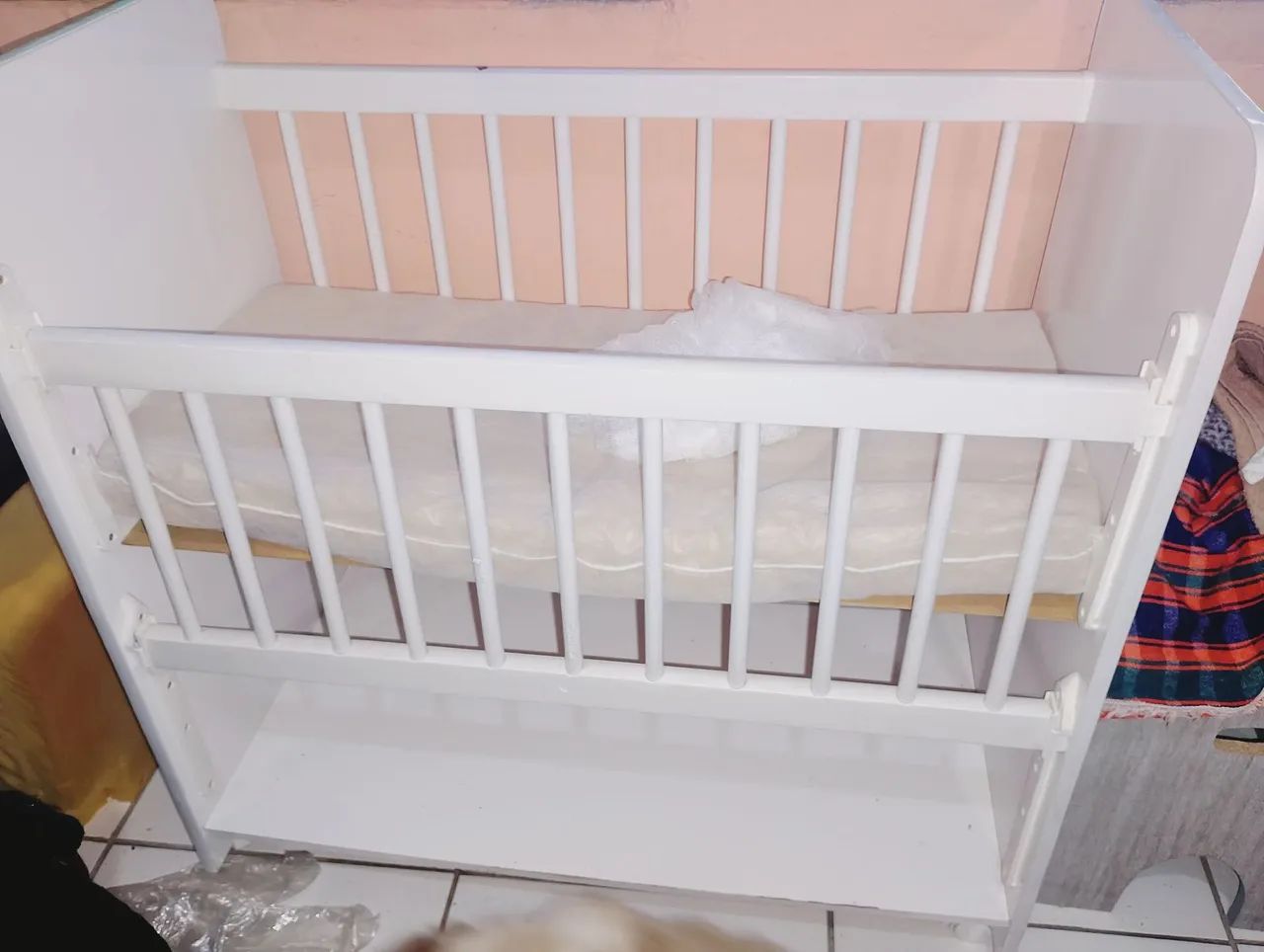 Berço de madeira branco para bebê