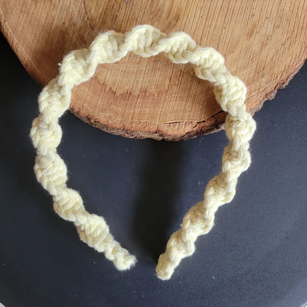 Tiara em macramê infantil - amarela