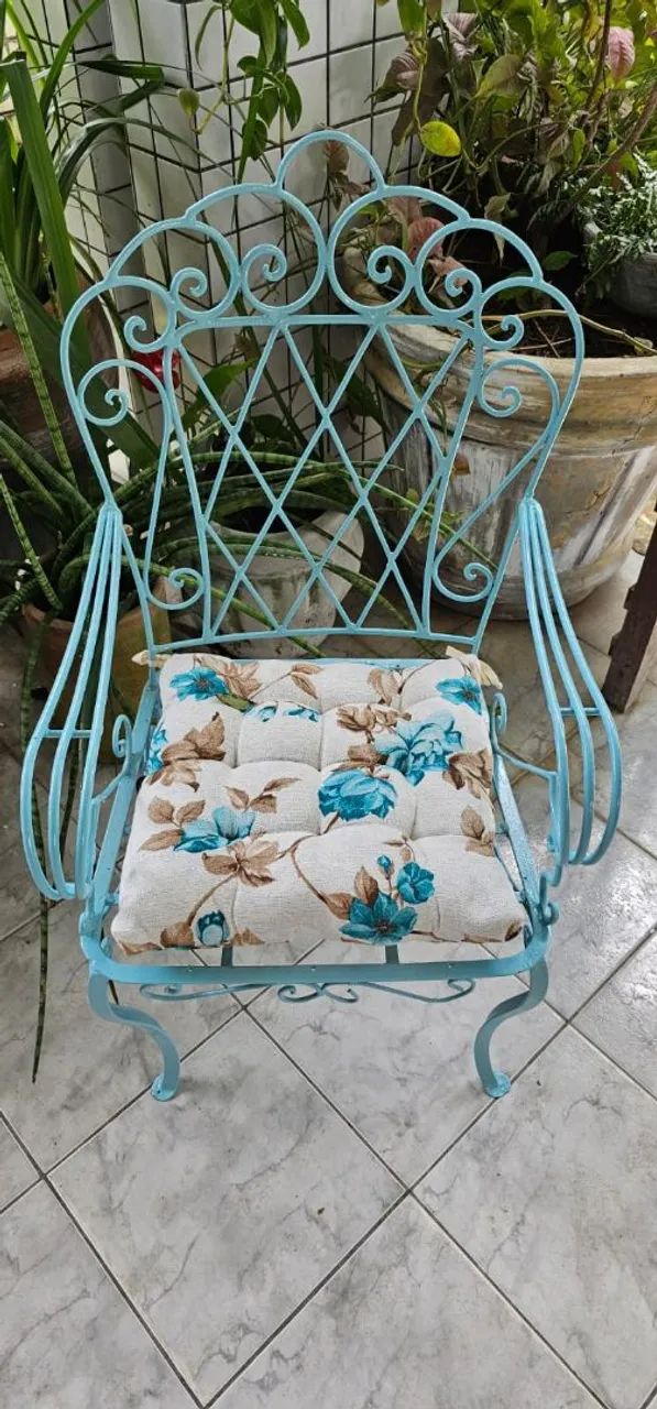 Cadeira de ferro azul com almofada floral