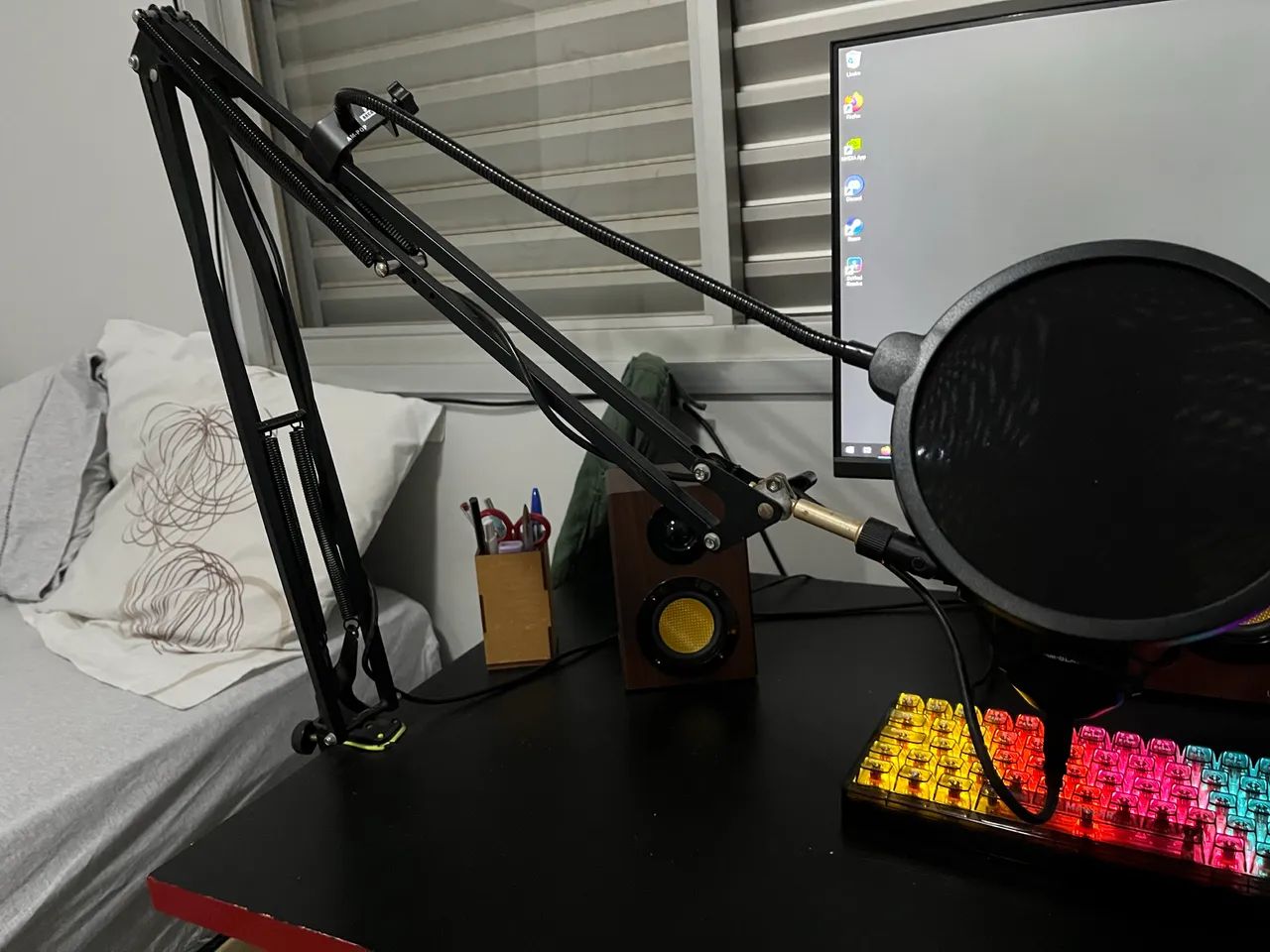 Microfone arcano am black 1 com braço articulado, shockmount e pop filter - Foto 4