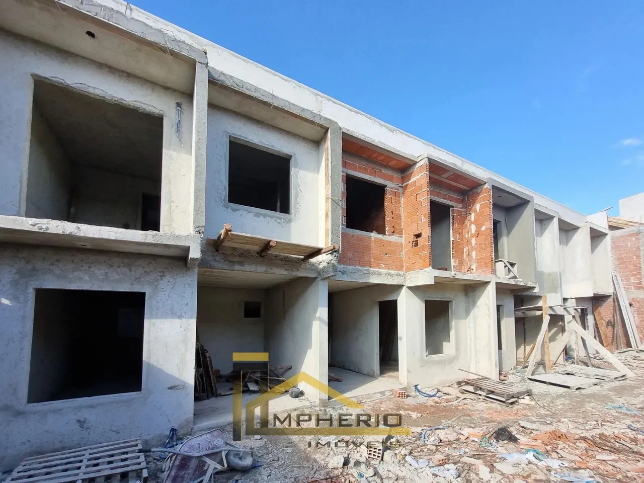 Sobrado à venda em Curitiba-PR, Cidade Industrial: 3 quartos, 1 sala, 2 banheiros, 1 vaga