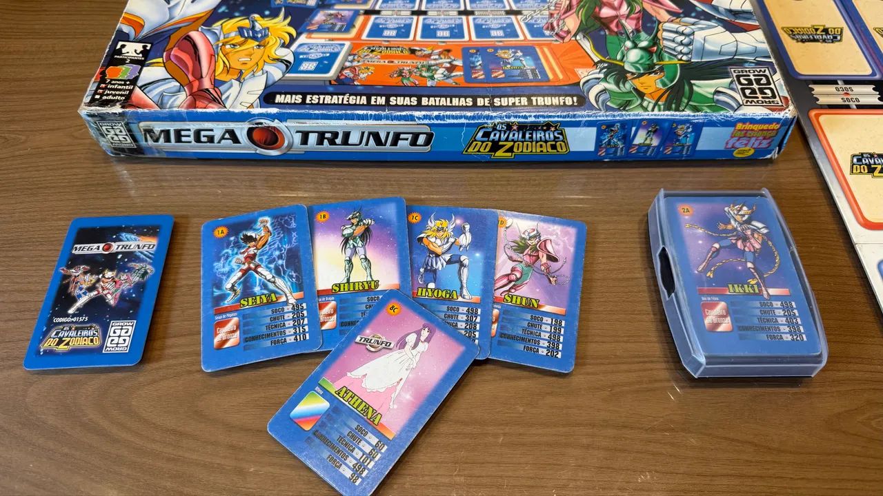 Jogo de tabuleiro com cartas Mega Trunfo Cavaleiros do Zodíaco
