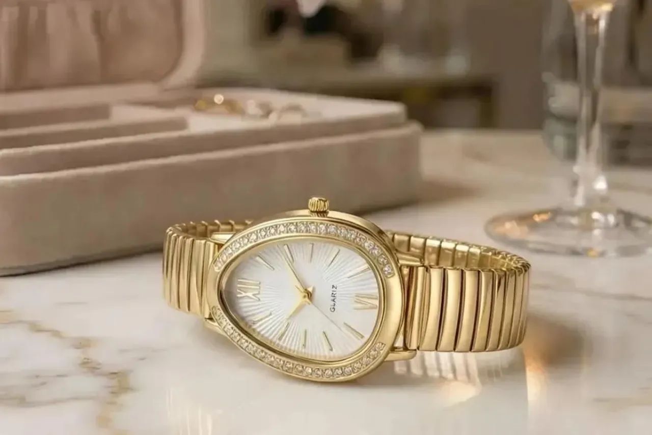 Relógio feminino dourado modelo serpente com strass. - Foto 2